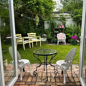  Apartment Garden Snug